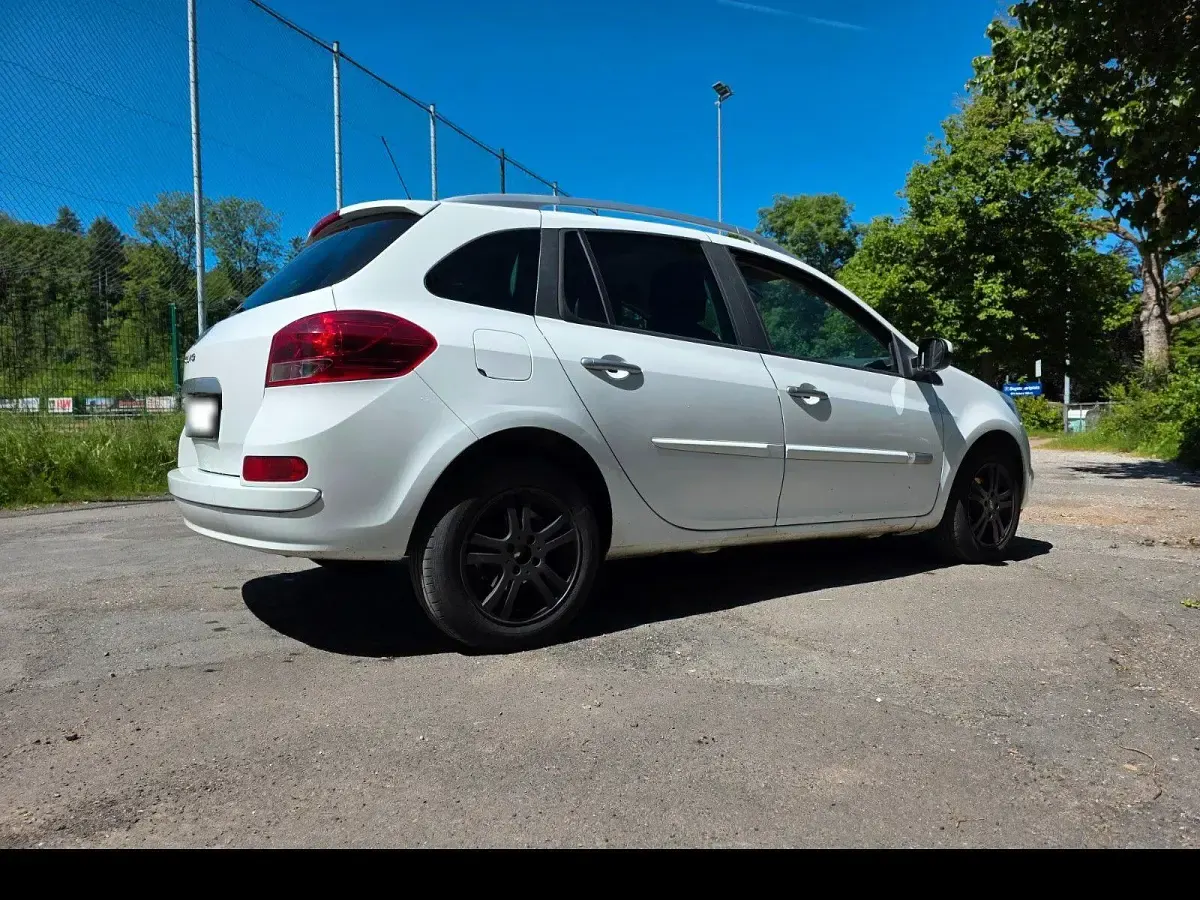 Gebraucht Renault Clio GrandTour Dynamique 101 PS (74 kW) 2010 Weiß Kombi