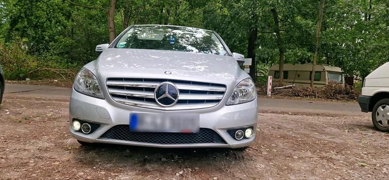 Gebraucht Mercedes B180 122 PS (89 kW) 2014 Silber Van / Kleinbus
