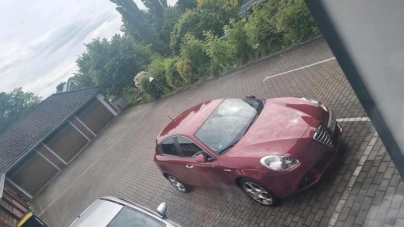 Rot Gebraucht 2010 Alfa Romeo Giulietta Kleinwagen | 5.800 € (Guter Preis) - Bild 1/4