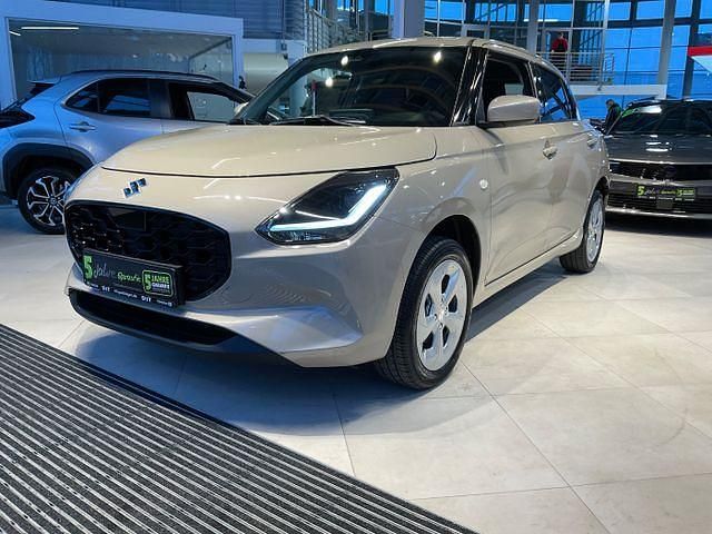 Neu Suzuki Swift Comfort 83 PS (61 kW) 2025 Flame orange pearl Limousine