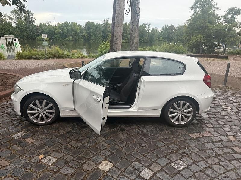 Weiß Gebraucht 2012 BMW 116 Kleinwagen | 4.400 € - Bild 1/4