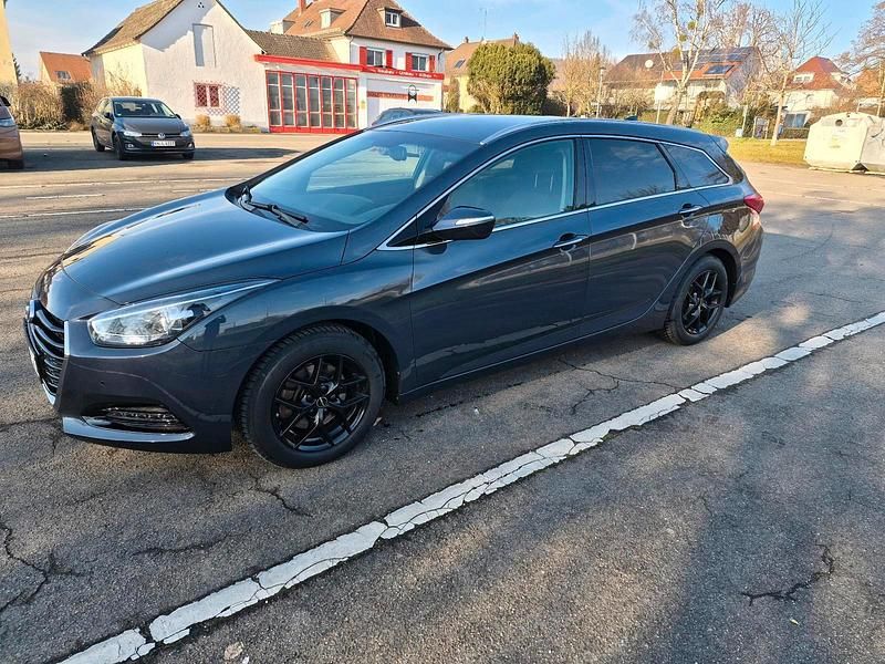 Grau Gebraucht 2018 Hyundai i40 Kombi | 13.000 € (Etwas zu teuer) - Bild 1/4