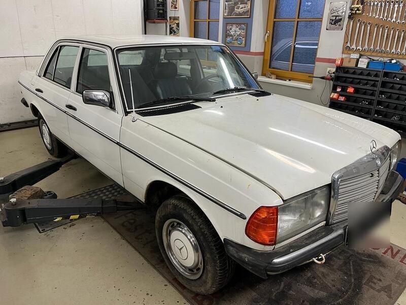 Weiß Gebraucht 1981 Mercedes 240 Limousine | 2.500 € - Bild 1/4