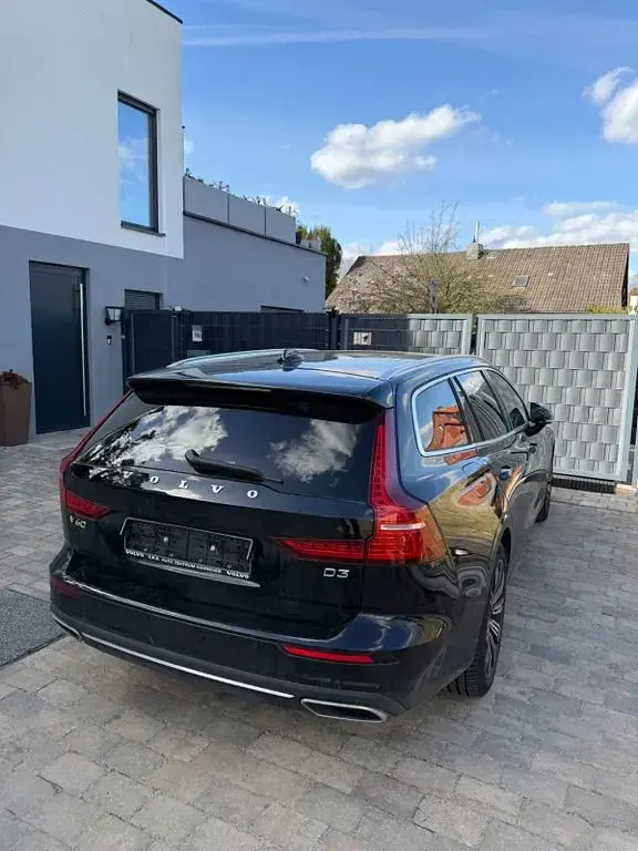 Gebraucht Volvo V60 Inscription 150 PS (110 kW) 2020 Schwarz Kombi