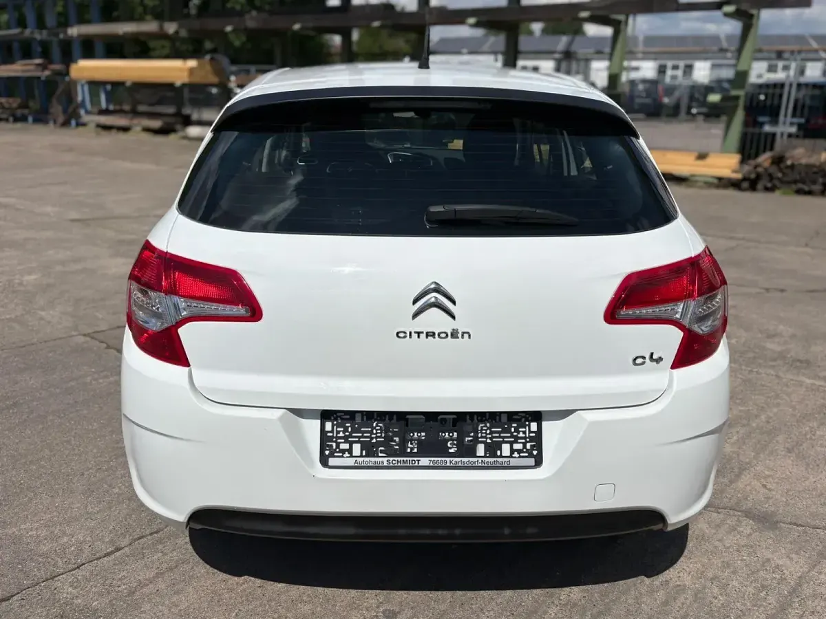 Used Citroën C4 Attraction 95 HP (69 kW) 2013 White Sedan