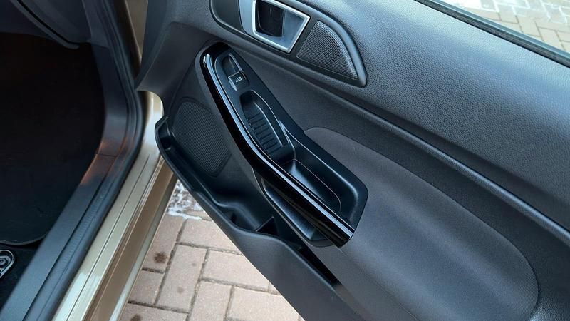 Gebraucht Ford Fiesta Titanium 125 PS (91 kW) 2014 Braun Kleinwagen