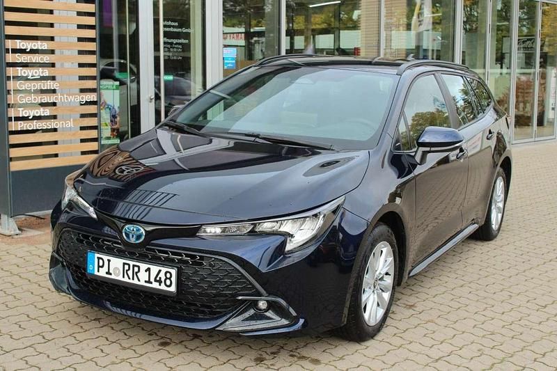 Dark blue metallic Neu 2025 Toyota Corolla Business Edition Kombi | 30.990 € (Superpreis) - Bild 1/3