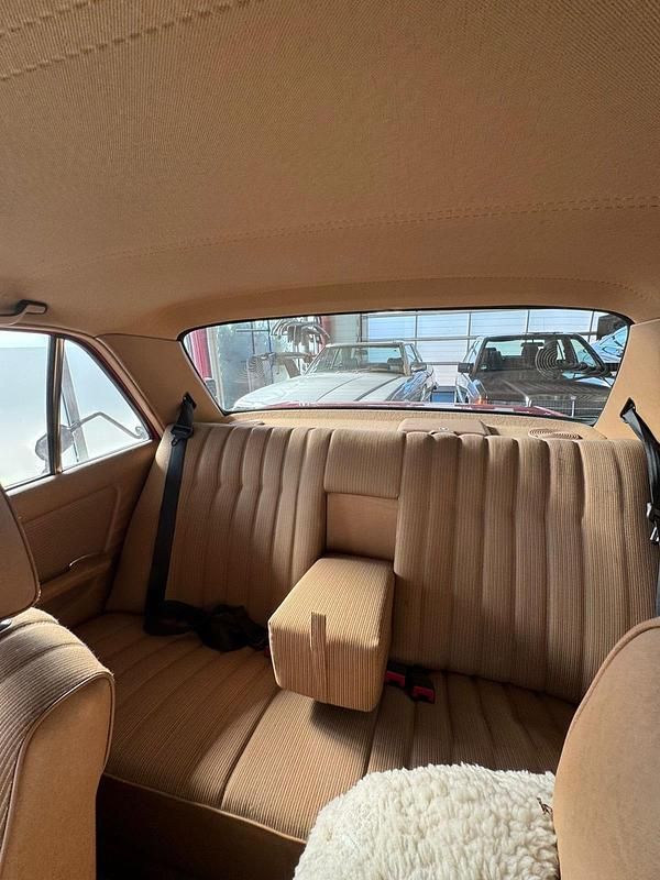 Gebraucht Mercedes E300 88 PS (64 kW) 1984 Rot Limousine