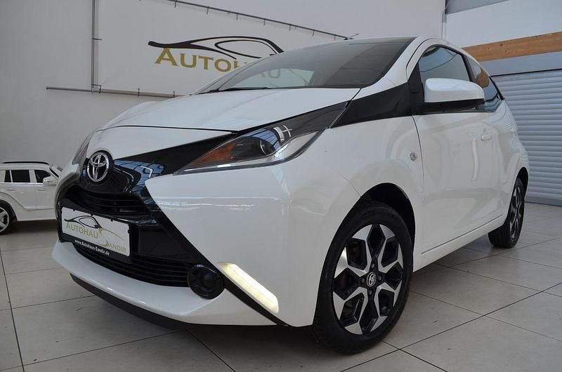 Weiß Gebraucht 2014 Toyota Aygo X-play Kleinwagen | 7.900 € (Fairer Preis) - Bild 1/4