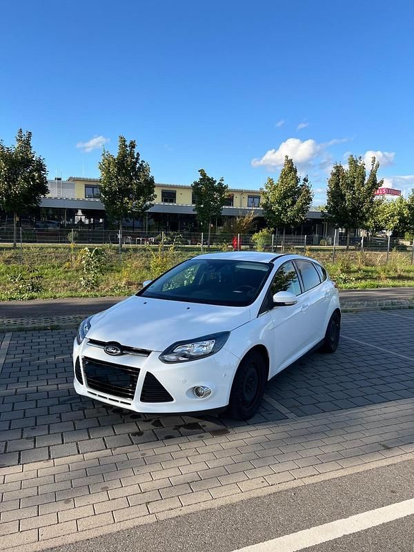 Weiß Gebraucht 2013 Ford Focus Limousine | 3.999 € - Bild 1/4