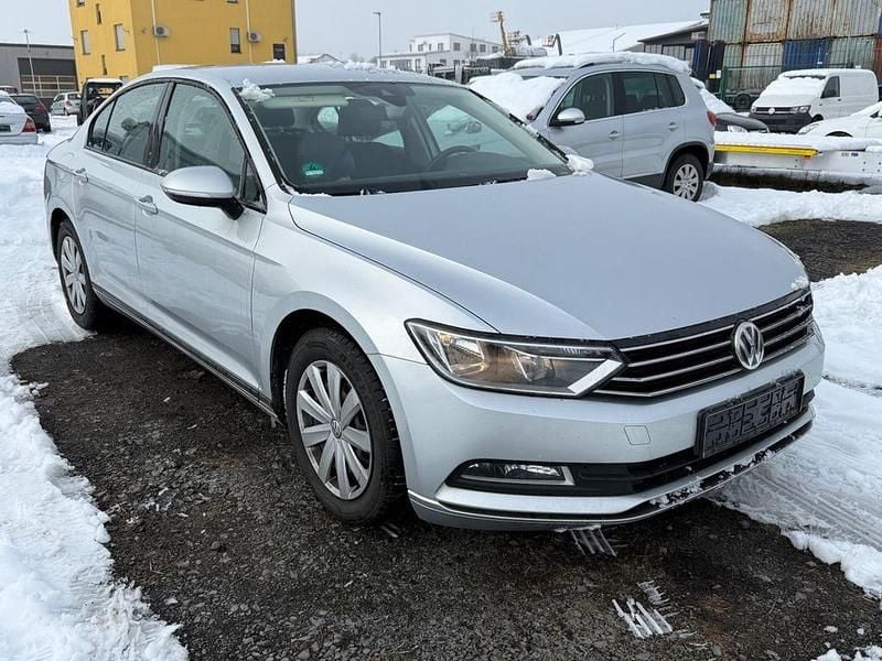 Grau Gebraucht 2015 VW Passat Comfortline Limousine | 10.900 € (Superpreis) - Bild 1/4
