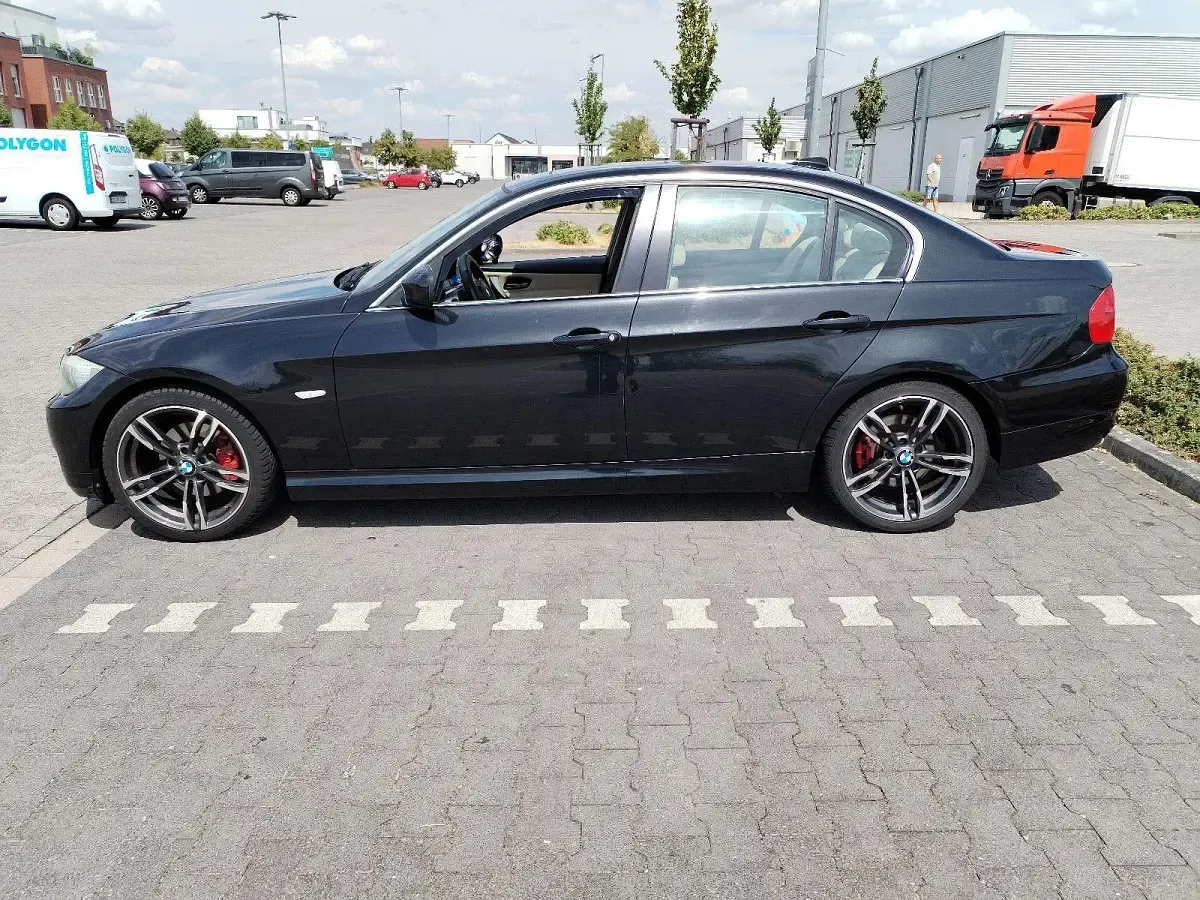 Gebraucht BMW 320 Sport Line 184 PS (135 kW) 2011 Schwarz Limousine