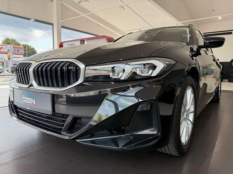 Schwarz Gebraucht 2022 BMW 320 Kombi | 27.980 € (Guter Preis) - Bild 1/3