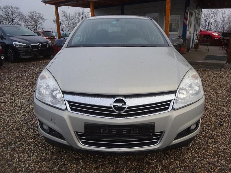Używany Opel Astra Edition 116 KM (85 kW) 2009 Szary Sedan/Limuzyna