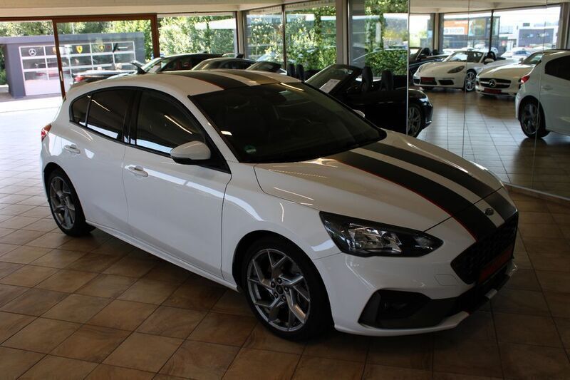 Weiß Gebraucht 2021 Ford Focus ST Limousine | 23.799 € (Superpreis) - Bild 1/4