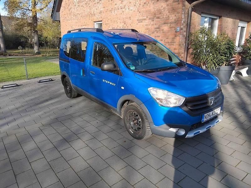 Blau Gebraucht 2015 Dacia Dokker Stepway Van / Kleinbus | 6.400 € (Fairer Preis) - Bild 1/4