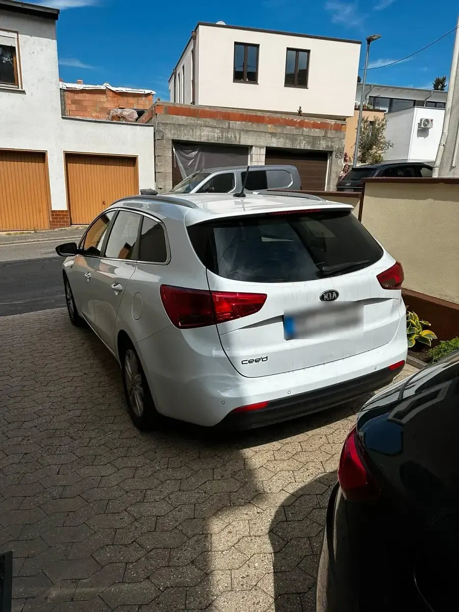 Używany Kia Ceed 99 KM (72 kW) 2014 Biały Hatchback