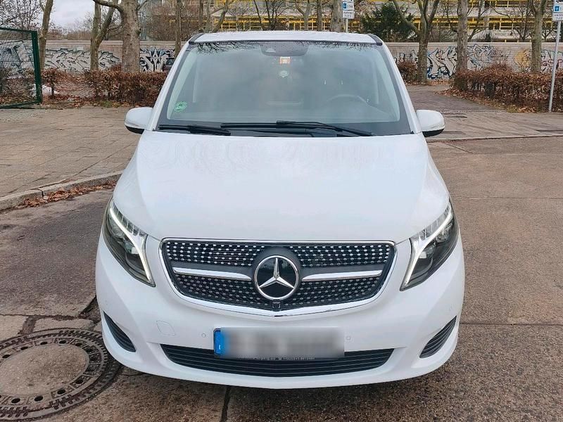 Weiß Gebraucht 2015 Mercedes V250 Van / Kleinbus | 29.999 € (Fairer Preis) - Bild 1/4