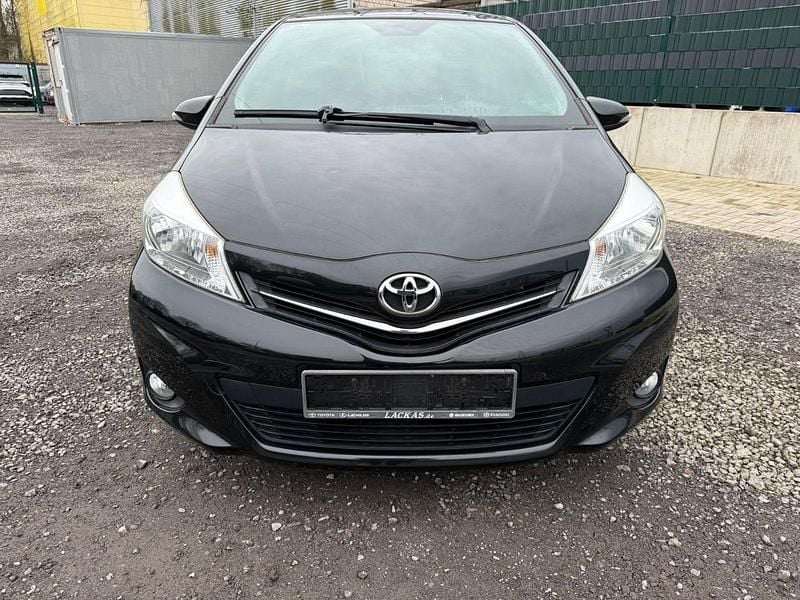Gebraucht Toyota Yaris Cool 69 PS (50 kW) 2013 Schwarz Kleinwagen
