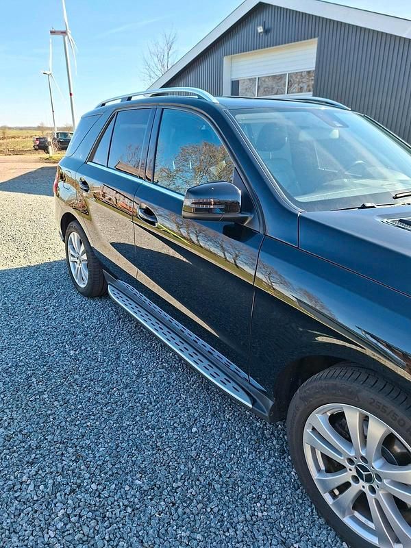Gebraucht Mercedes ML350 258 PS (189 kW) 2015 Schwarz SUV