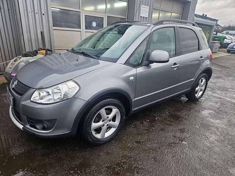 Grau Gebraucht 2008 Suzuki SX4 Club SUV | 5.390 € (Teuer) - Bild 1/4