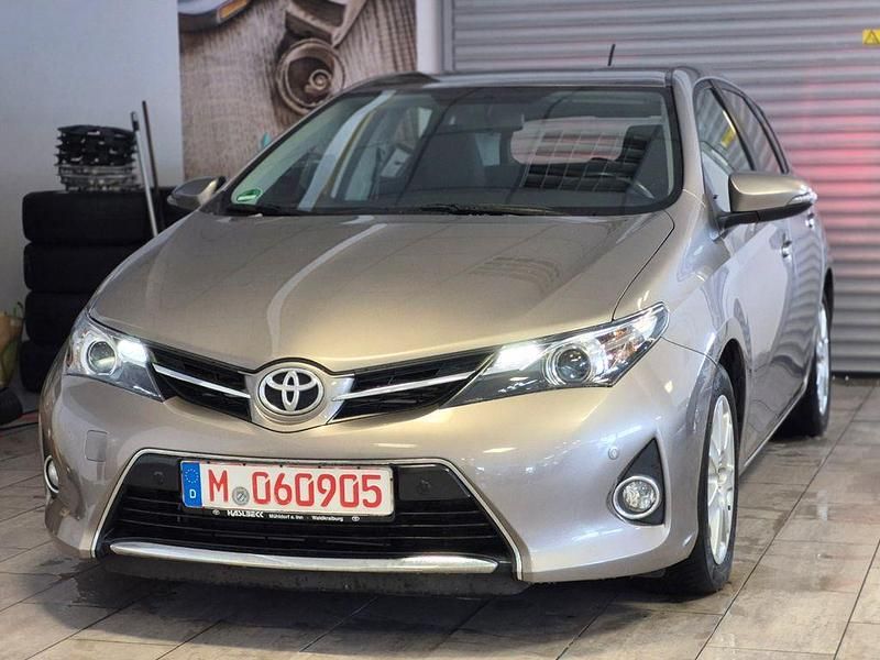 Grau Gebraucht 2013 Toyota Auris Edition Limousine | 8.990 € (Guter Preis) - Bild 1/4