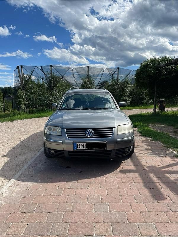 Silber Gebraucht 2001 VW Passat Highline Kombi | 1.950 € (Fairer Preis) - Bild 1/4