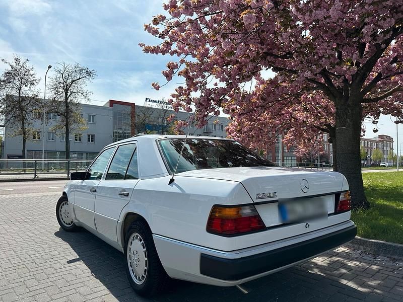 Gebraucht Mercedes E230 136 PS (100 kW) 1991 Weiß Limousine