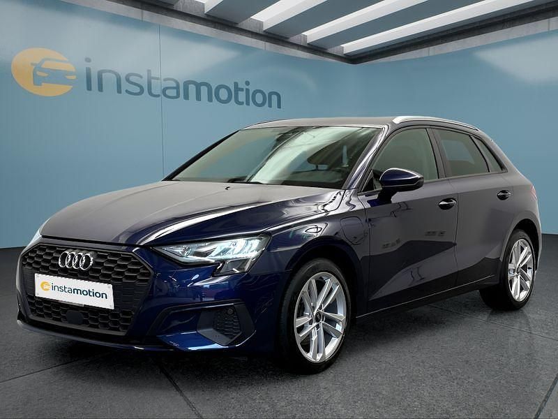 Blau Gebraucht 2022 Audi A3 Sportback e-tron Kleinwagen | 22.749 € (Superpreis) - Bild 1/4