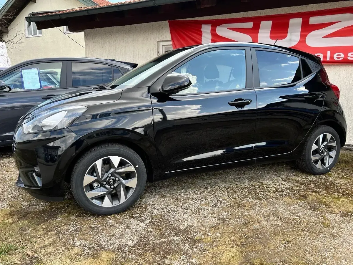 Gebraucht Hyundai i10 Trend 77 PS (56 kW) 2024 Schwarz Kleinwagen