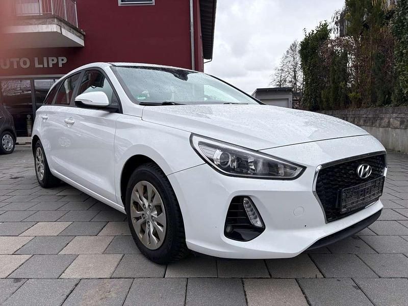 Gebraucht Hyundai i30 Select 110 PS (80 kW) 2017 Polar white / sol Kombi