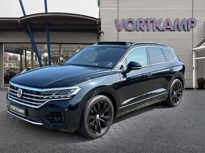 Deep black perleffekt (metallic) Gebraucht 2019 VW Touareg R-line SUV | 47.490 € (Etwas zu teuer) - Bild 1/4