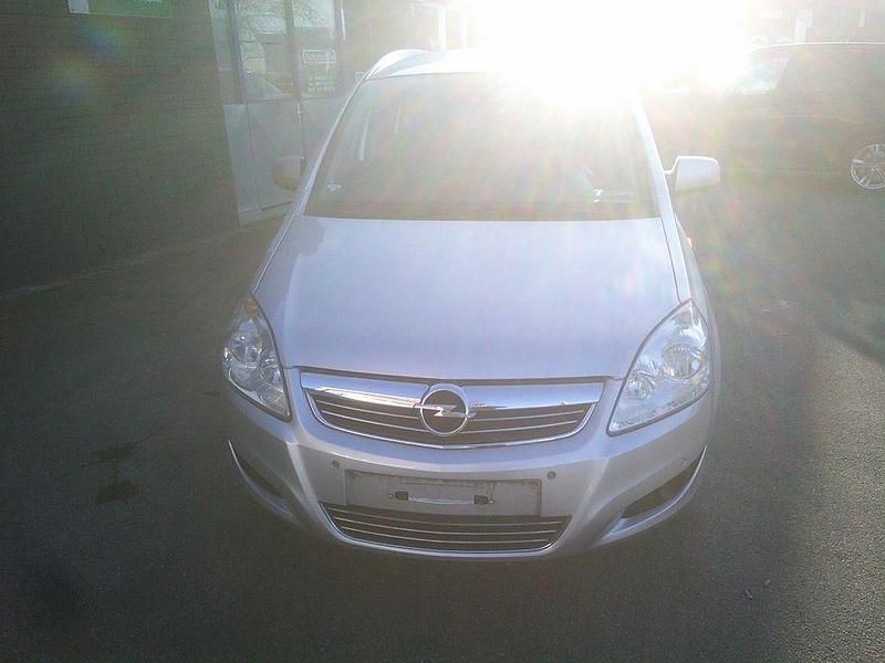 Gebraucht Opel Zafira Innovation 110 PS (80 kW) 2011 Silber Van / Kleinbus