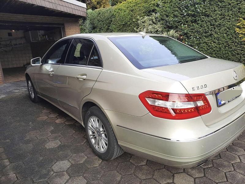 Gebraucht Mercedes E200 Elegance 184 PS (135 kW) 2010 Andere farben Limousine