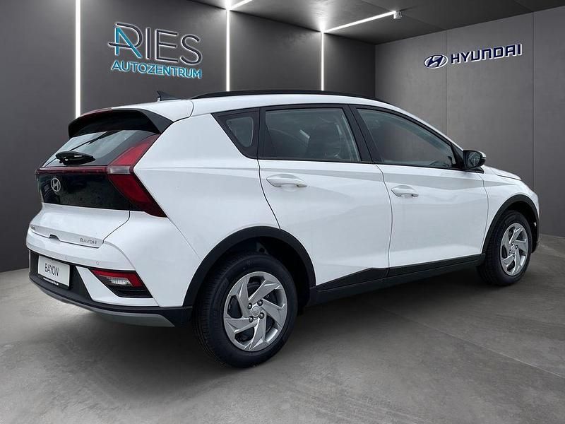 Neu Hyundai Bayon Select 99 PS (72 kW) 2025 Atlas white SUV