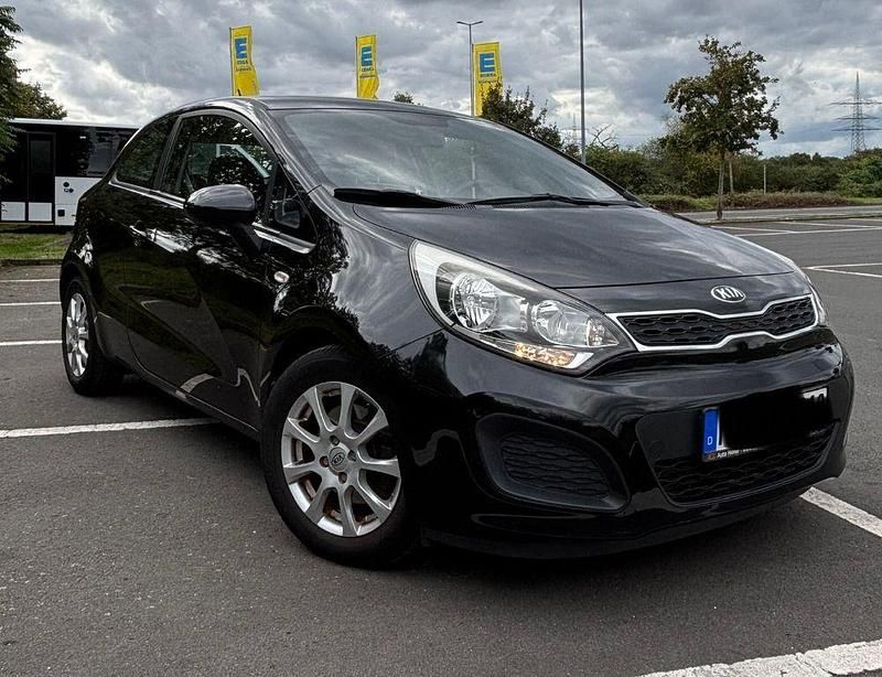 Schwarz Gebraucht 2015 Kia Rio Limousine | 4.599 € (Superpreis) - Bild 1/4