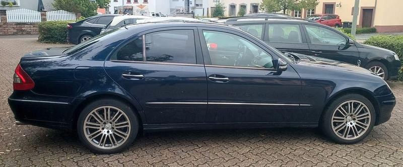 Blau Gebraucht 2008 Mercedes E320 Elegance Limousine | 5.990 € (Fairer Preis) - Bild 1/4
