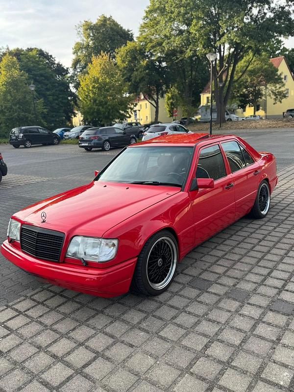 Rot Gebraucht 1988 Mercedes E230 Limousine | 10.000 € - Bild 1/4