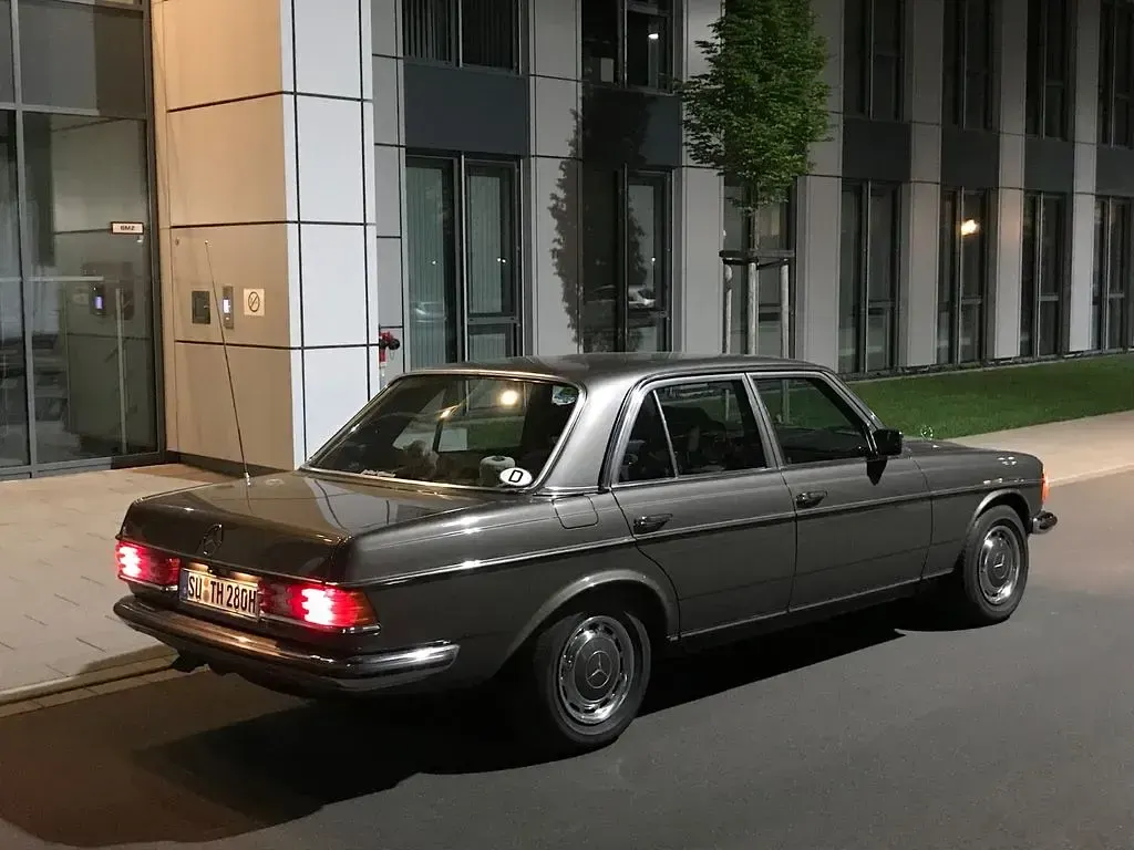 Gebraucht Mercedes 280 185 PS (136 kW) 1981 Grau Limousine