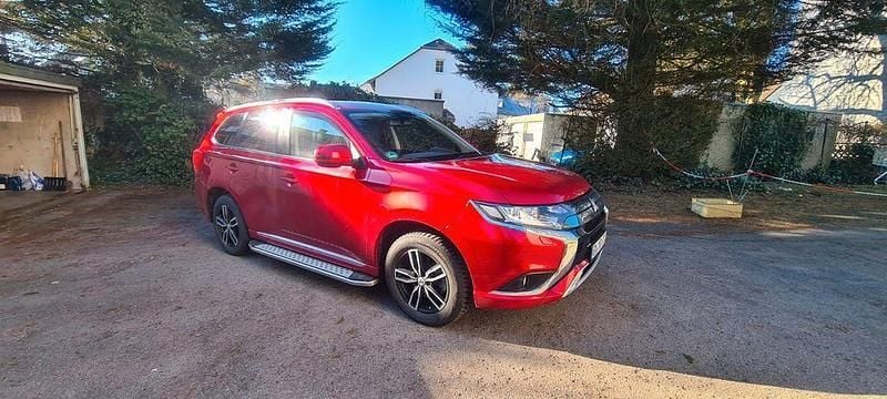 Rot Gebraucht 2021 Mitsubishi Outlander P-HEV SUV | 21.900 € (Fairer Preis) - Bild 1/4