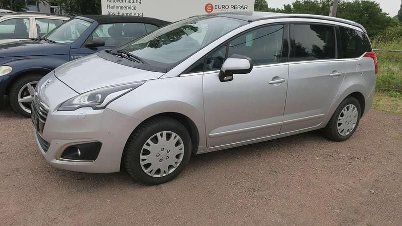 Silber Gebraucht 2015 Peugeot 5008 Van / Kleinbus | 5.490 € (Superpreis) - Bild 1/4