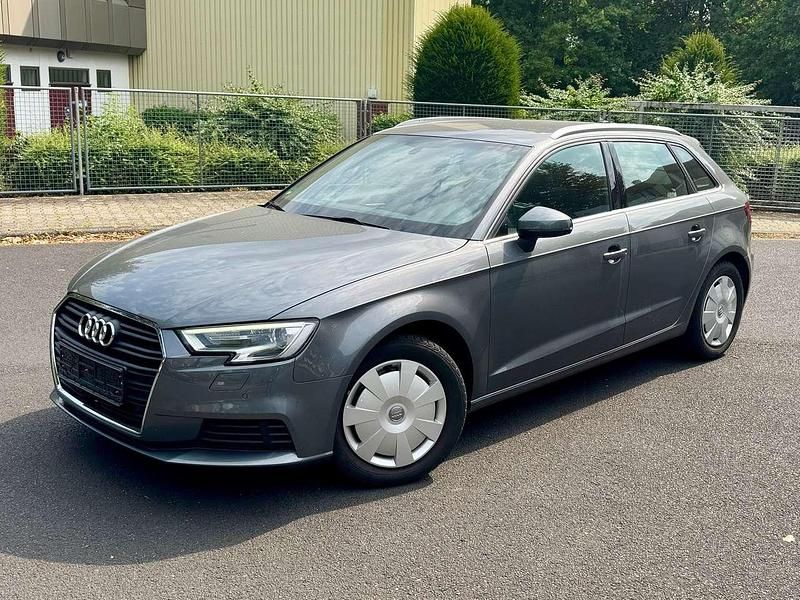 Grau Gebraucht 2019 Audi A3 Sportback Kombi | 16.500 € (Guter Preis) - Bild 1/4