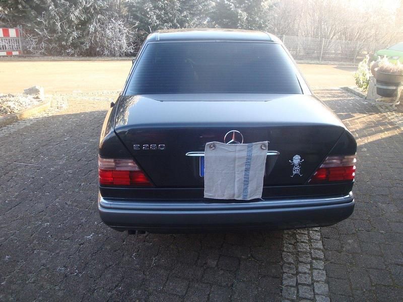 Second-hand Mercedes E280 190 CP (139 kW) 1995 Negru Berlinǎ