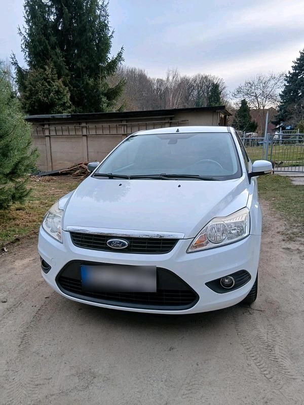 Używany Ford Focus 2010 Biały Sedan/Limuzyna