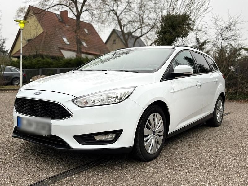 Weiß Gebraucht 2018 Ford Focus Kombi | 5.899 € (Superpreis) - Bild 1/4