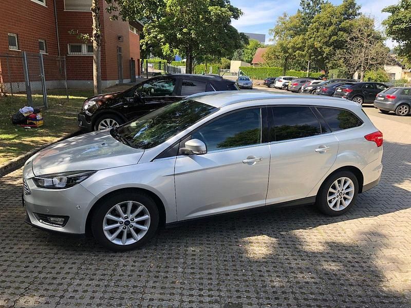 Silber Gebraucht 2017 Ford Focus Titanium Kombi | 8.990 € (Guter Preis) - Bild 1/4