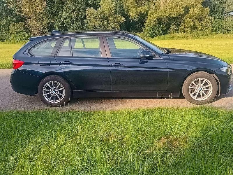 Gebraucht BMW 318 150 PS (110 kW) 2016 Imperialblau Kombi