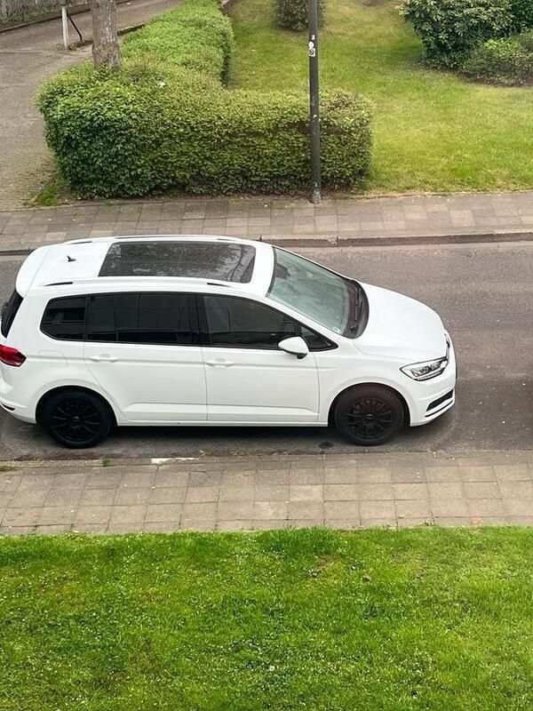 Weiß Gebraucht 2019 VW Touran Van / Kleinbus | 21.000 € (Guter Preis) - Bild 1/4