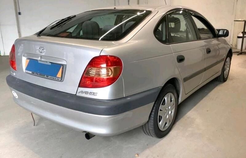 Gebraucht Toyota Avensis Sol 150 PS (110 kW) 2002 Silber Kleinwagen