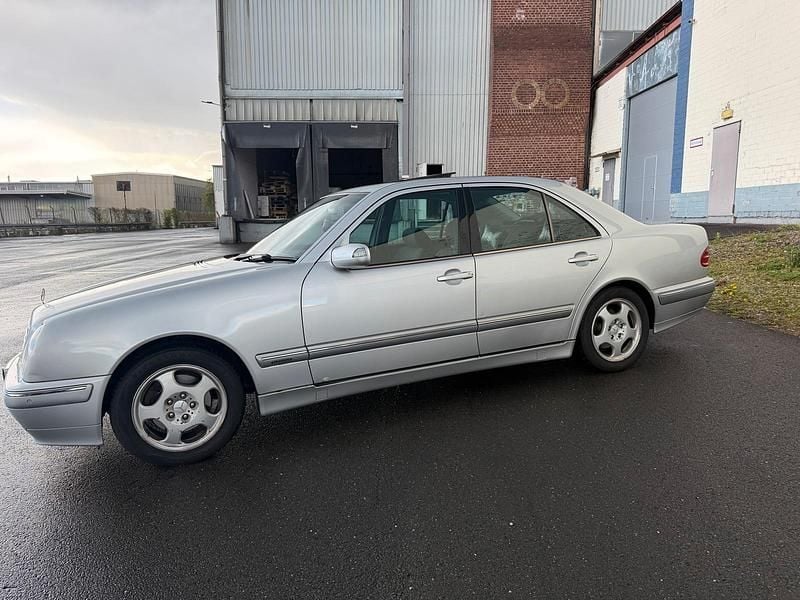 Usata Mercedes E320 197 CV (144 kW) 2000 Argento Berlina